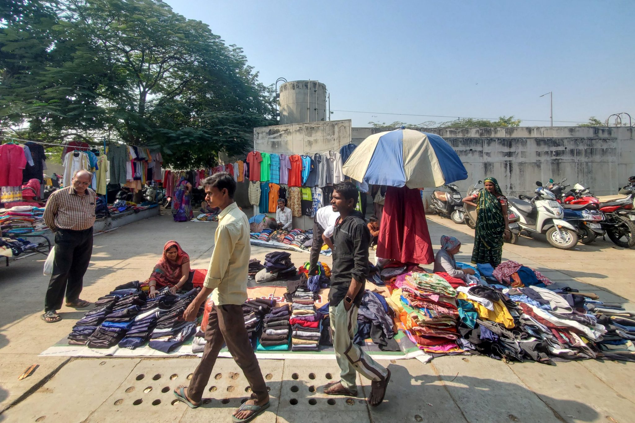 Visual Bazaar CASE STUDY: GUJARI BAZAAR - Visual Culture